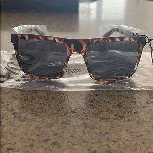NWT Quay Let it Run Polarized sunglasses (unisex)